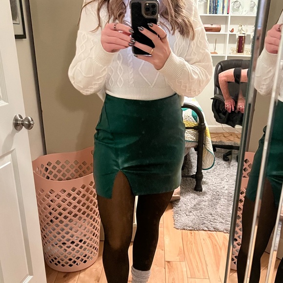 Windsor Skirt Size medium.. perfect for the holiday season - Picture 2 of 11